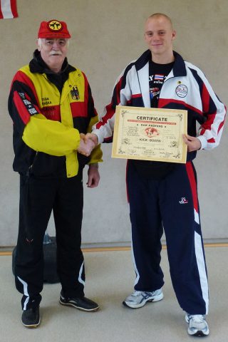 Johannes Schmitz bekommt 2. Dan im Kickboxen