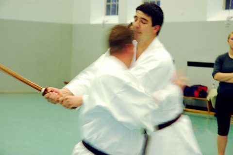 Sven Grote wehrt Schwertangriff ab